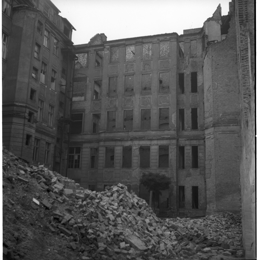 Negativ: Ruine, Geisbergstraße 11, 1952 (Museen Tempelhof-Schöneberg/Herwarth Staudt CC BY-NC-SA)