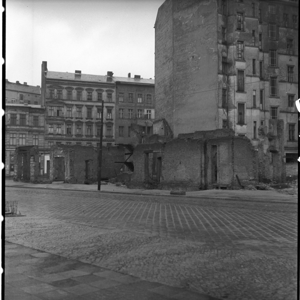 Negativ: Ruine, Gleditschstraße 1, 1951 (Museen Tempelhof-Schöneberg/Herwarth Staudt CC BY-NC-SA)
