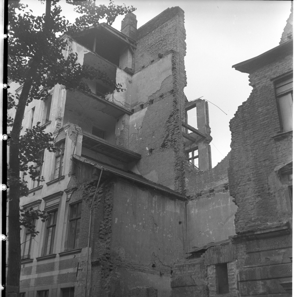 Negativ: Ruine, Gleditschstraße 37, 1950 (Museen Tempelhof-Schöneberg/Herwarth Staudt CC BY-NC-SA)