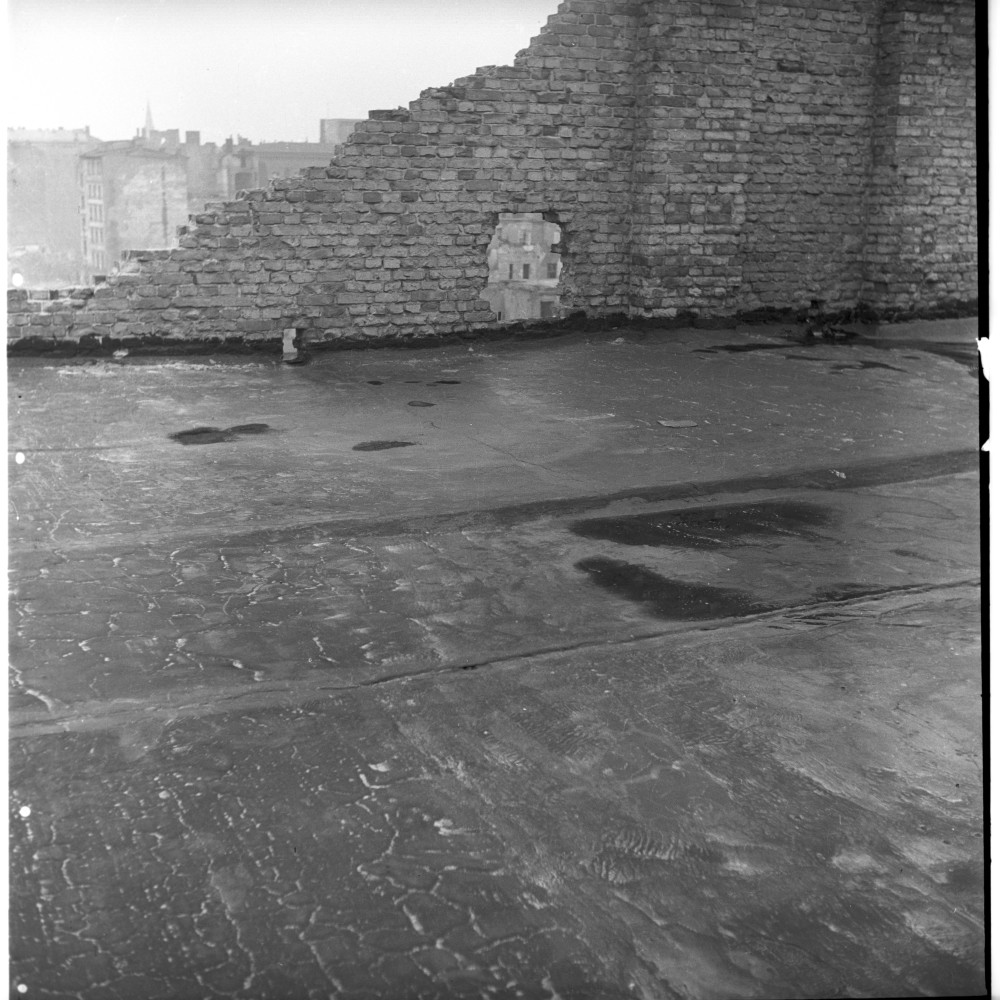 Negativ: Ruine, Gleditschstraße 37, 1951 (Museen Tempelhof-Schöneberg/Herwarth Staudt CC BY-NC-SA)