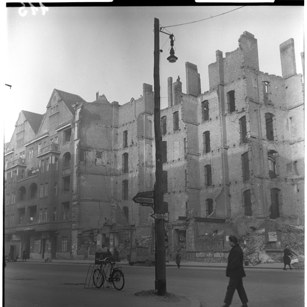 Negativ: Ruine, Gleditschstraße 72, 1950 (Museen Tempelhof-Schöneberg/Herwarth Staudt CC BY-NC-SA)