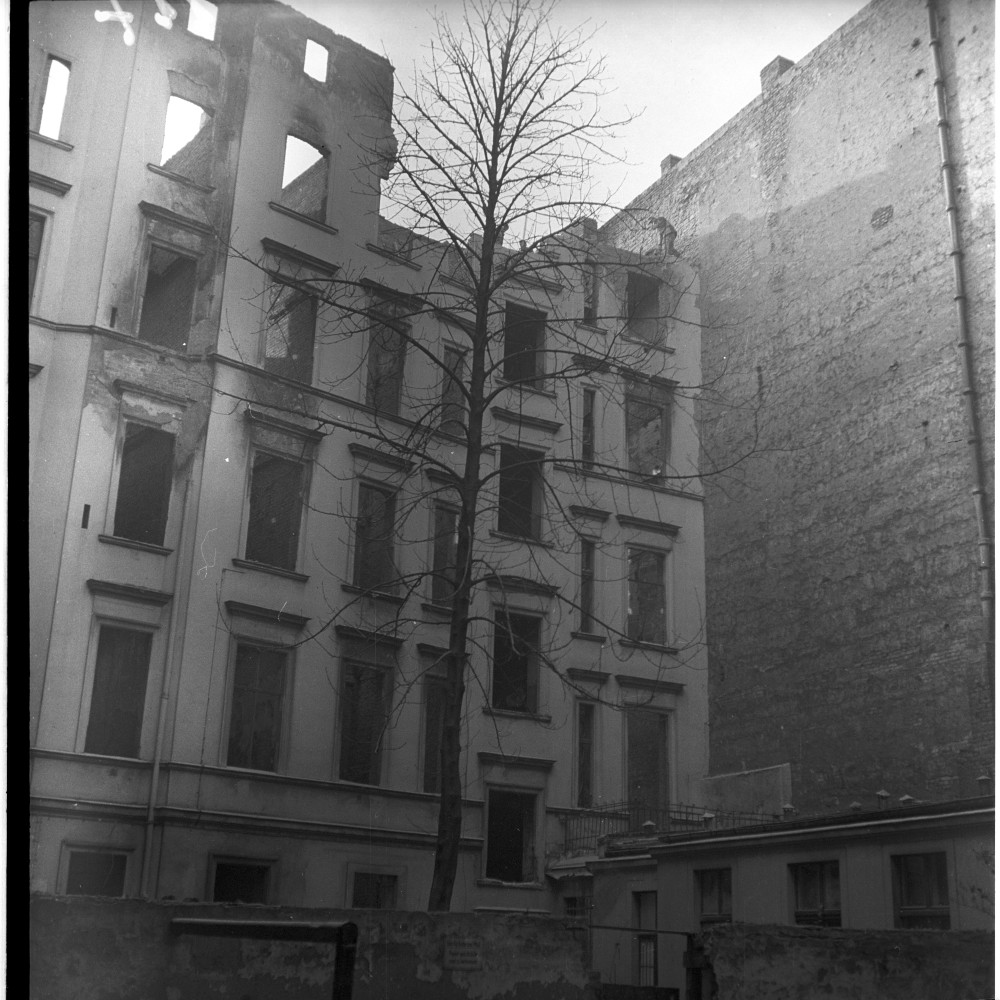 Negativ: Ruine, Gleditschstraße 72, 1950 (Museen Tempelhof-Schöneberg/Herwarth Staudt CC BY-NC-SA)