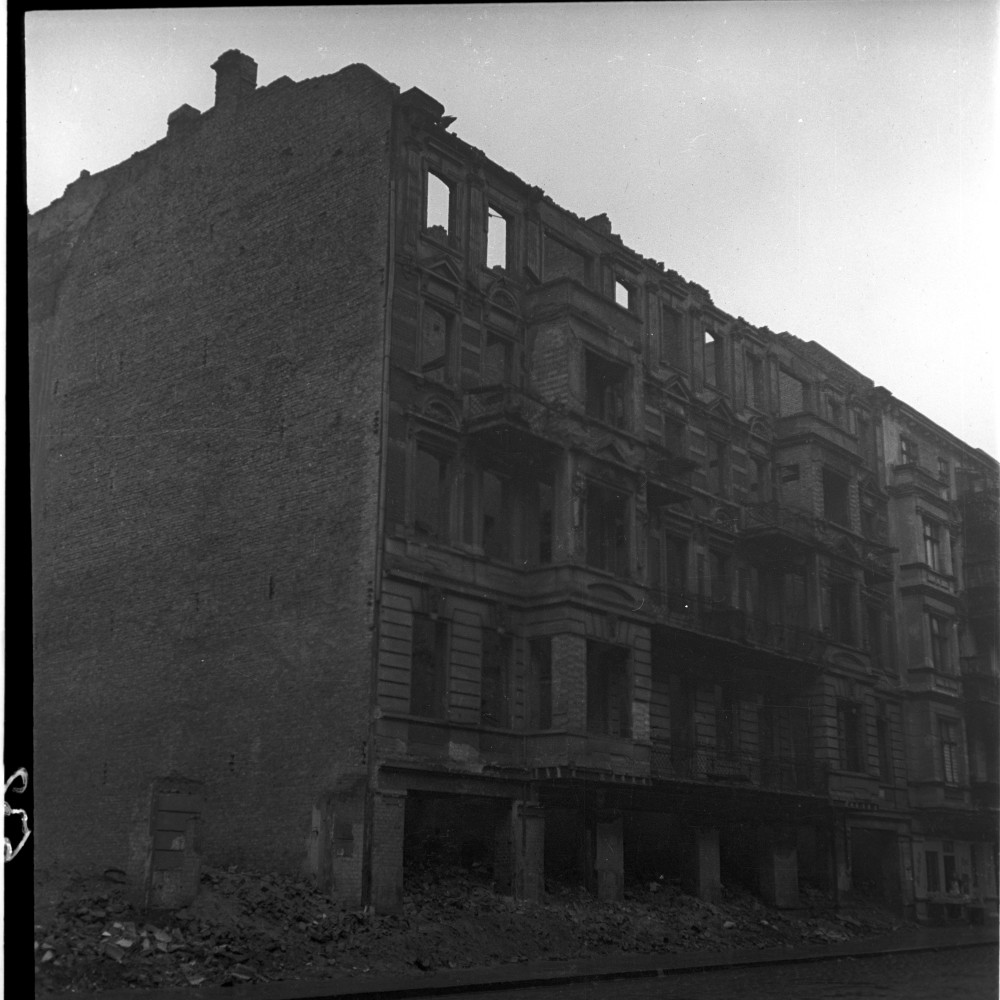 Negativ: Ruine, Gotenstraße 66, 1949 (Museen Tempelhof-Schöneberg/Herwarth Staudt CC BY-NC-SA)