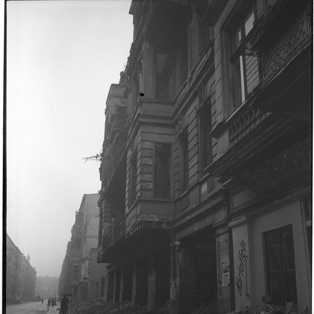 Negativ: Ruine, Gotenstraße 66, 1949 (Museen Tempelhof-Schöneberg/Herwarth Staudt CC BY-NC-SA)