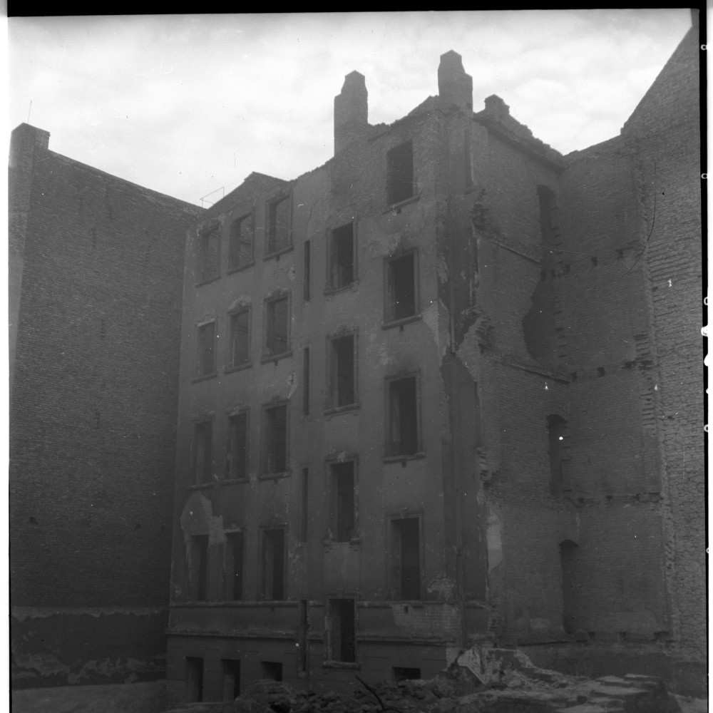 Negativ: Ruine, Gotenstraße 66, 1951 (Museen Tempelhof-Schöneberg/Herwarth Staudt CC BY-NC-SA)