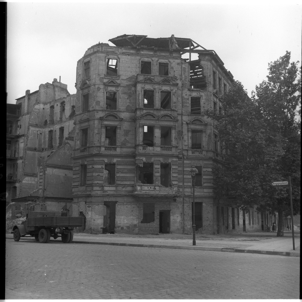Negativ: Ruine, Großgörschenstraße 21, 1951 (Museen Tempelhof-Schöneberg/Herwarth Staudt CC BY-NC-SA)