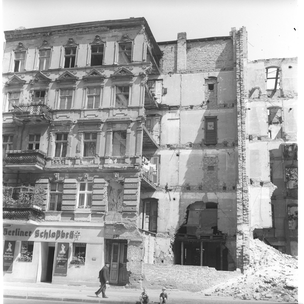 Negativ: Ruine, Großgörschenstraße 22, 1951 (Museen Tempelhof-Schöneberg/Herwarth Staudt CC BY-NC-SA)