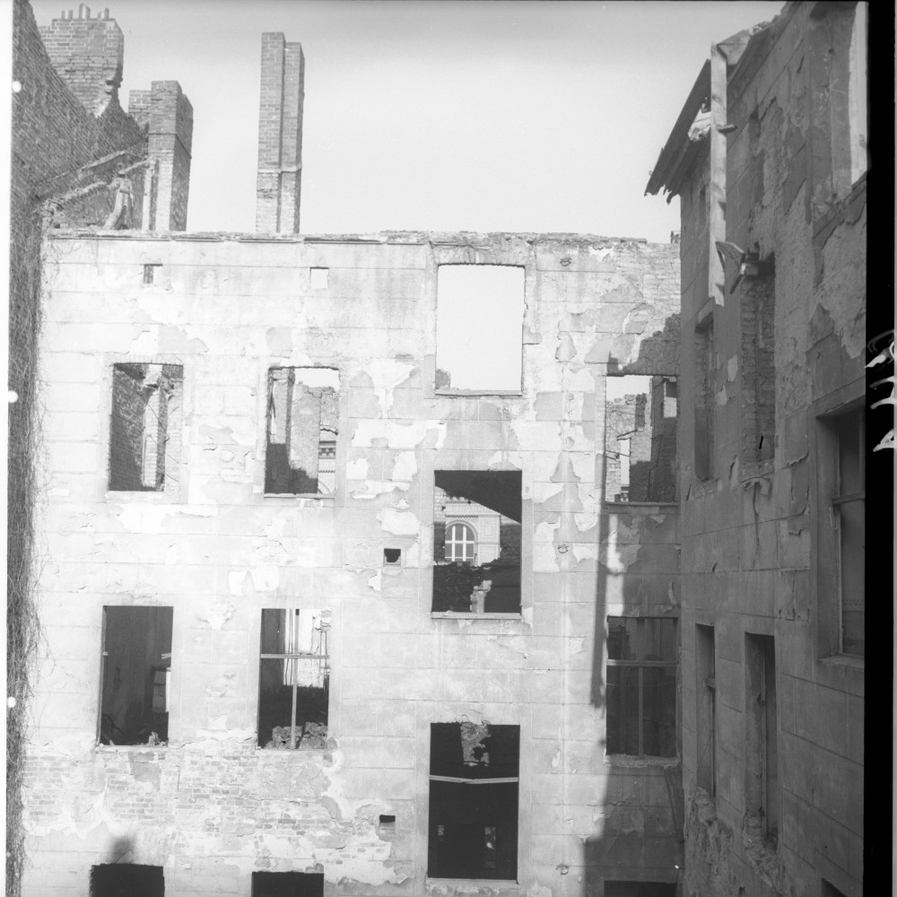 Negativ: Ruine, Grunewaldstraße 93, 1951 (Museen Tempelhof-Schöneberg/Herwarth Staudt CC BY-NC-SA)