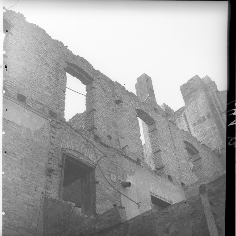 Negativ: Ruine, Grunewaldstraße 93, 1951 (Museen Tempelhof-Schöneberg/Herwarth Staudt CC BY-NC-SA)