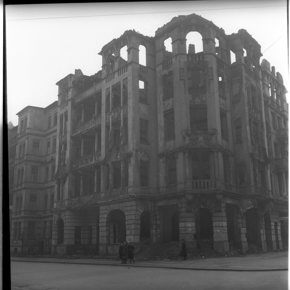 Negativ: Ruine, Habsburger Straße 1, 1950 (Museen Tempelhof-Schöneberg/Herwarth Staudt CC BY-NC-SA)