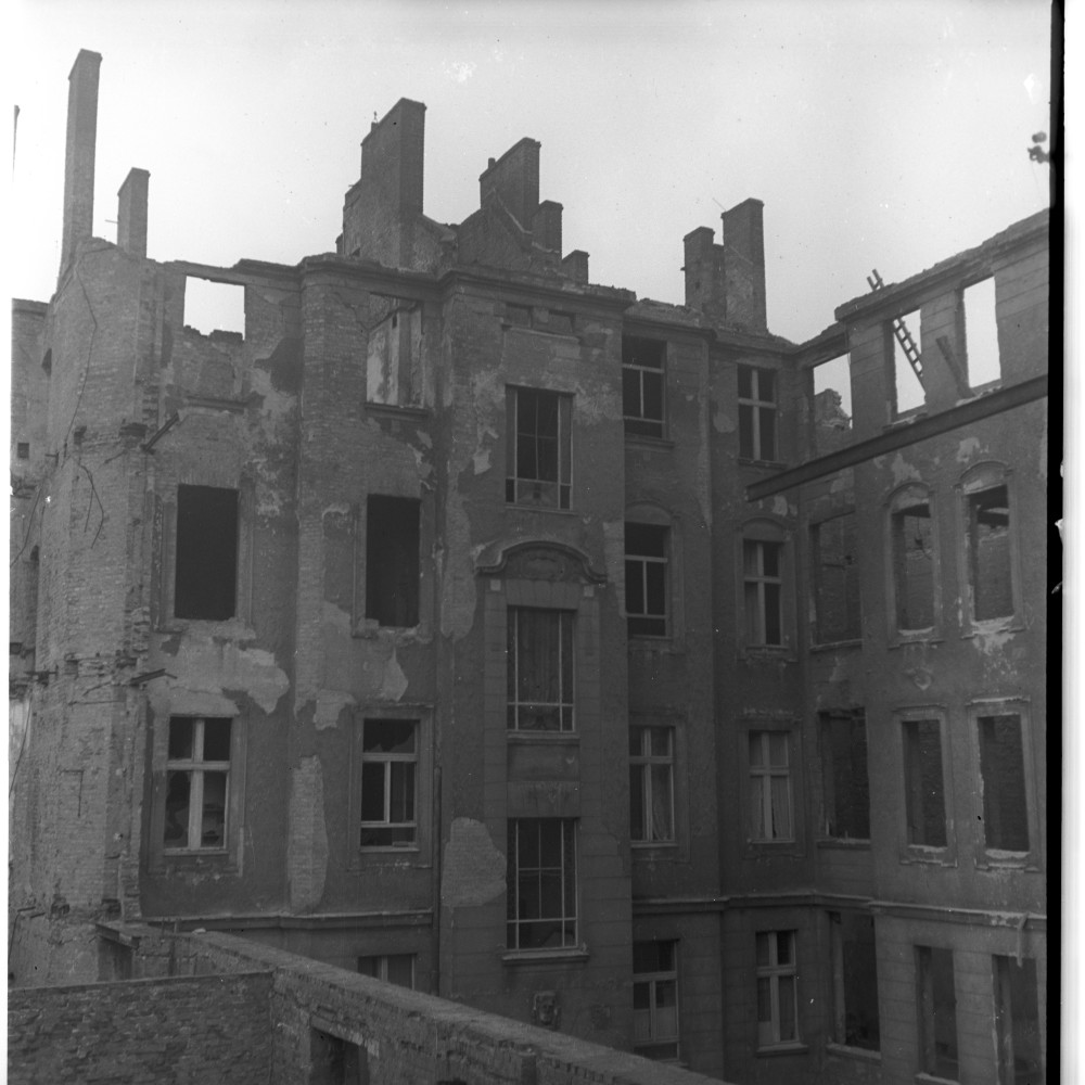 Negativ: Ruine, Hauptstraße 121, 1950 (Museen Tempelhof-Schöneberg/Herwarth Staudt CC BY-NC-SA)