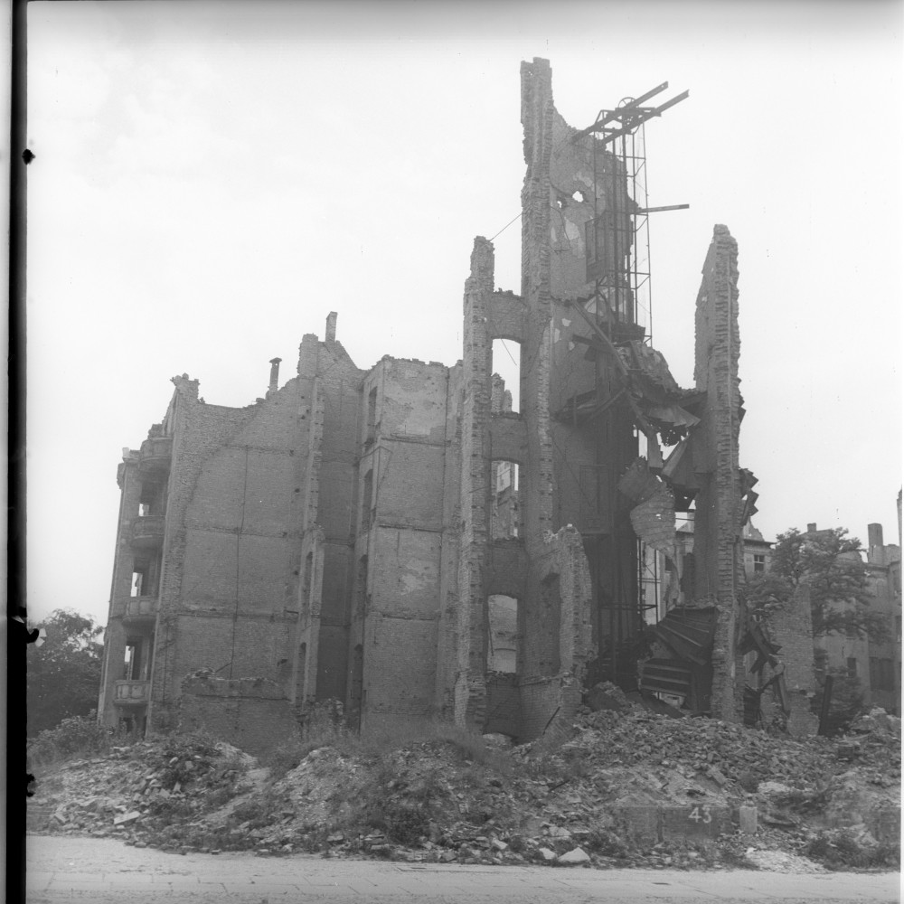 Negativ: Ruine, Heilbronner Straße 1, 1951 (Museen Tempelhof-Schöneberg/Herwarth Staudt CC BY-NC-SA)