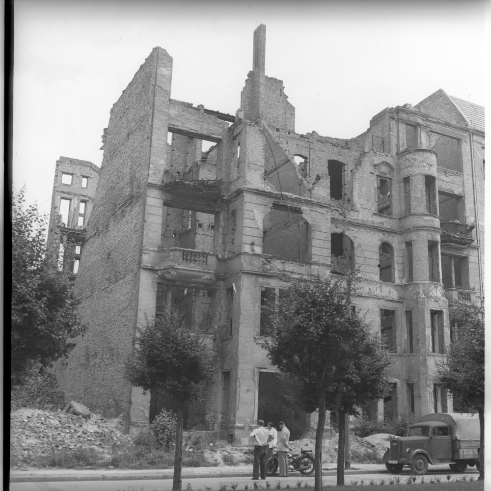 Negativ: Ruine, Heilbronner Straße 28, 1951 (Museen Tempelhof-Schöneberg/Herwarth Staudt CC BY-NC-SA)
