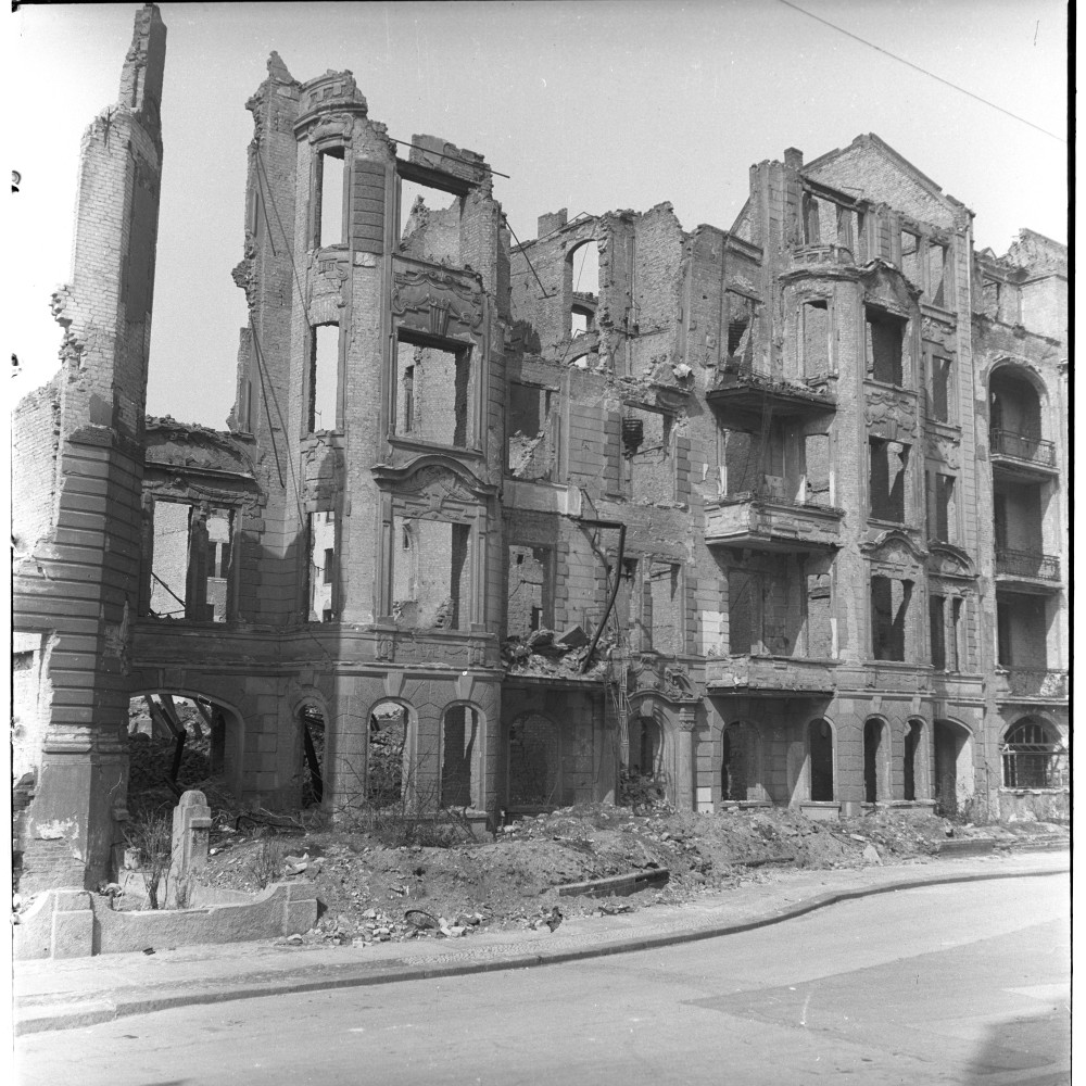 Negativ: Ruine, Heilbronner Straße 5, 1950 (Museen Tempelhof-Schöneberg/Herwarth Staudt CC BY-NC-SA)