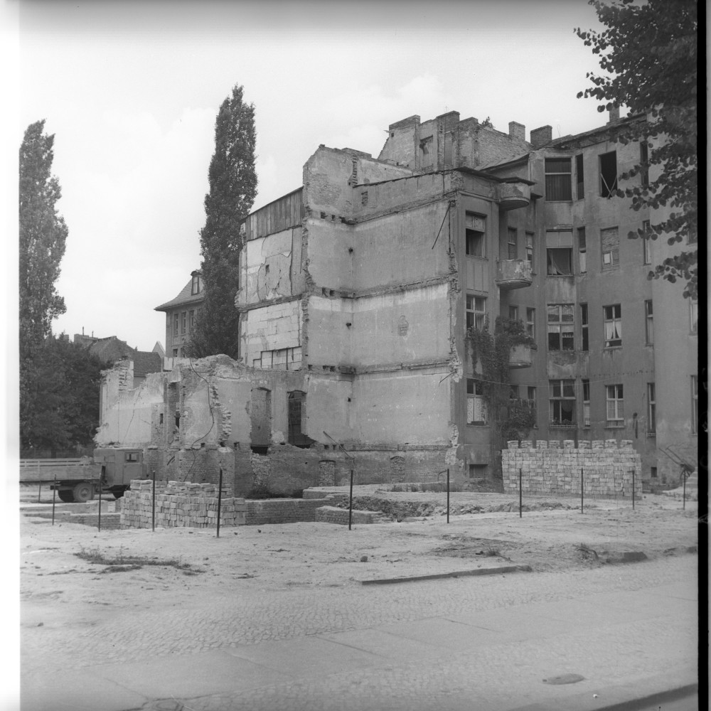 Negativ: Ruine, Hertelstraße 4, 1951 (Museen Tempelhof-Schöneberg/Herwarth Staudt CC BY-NC-SA)