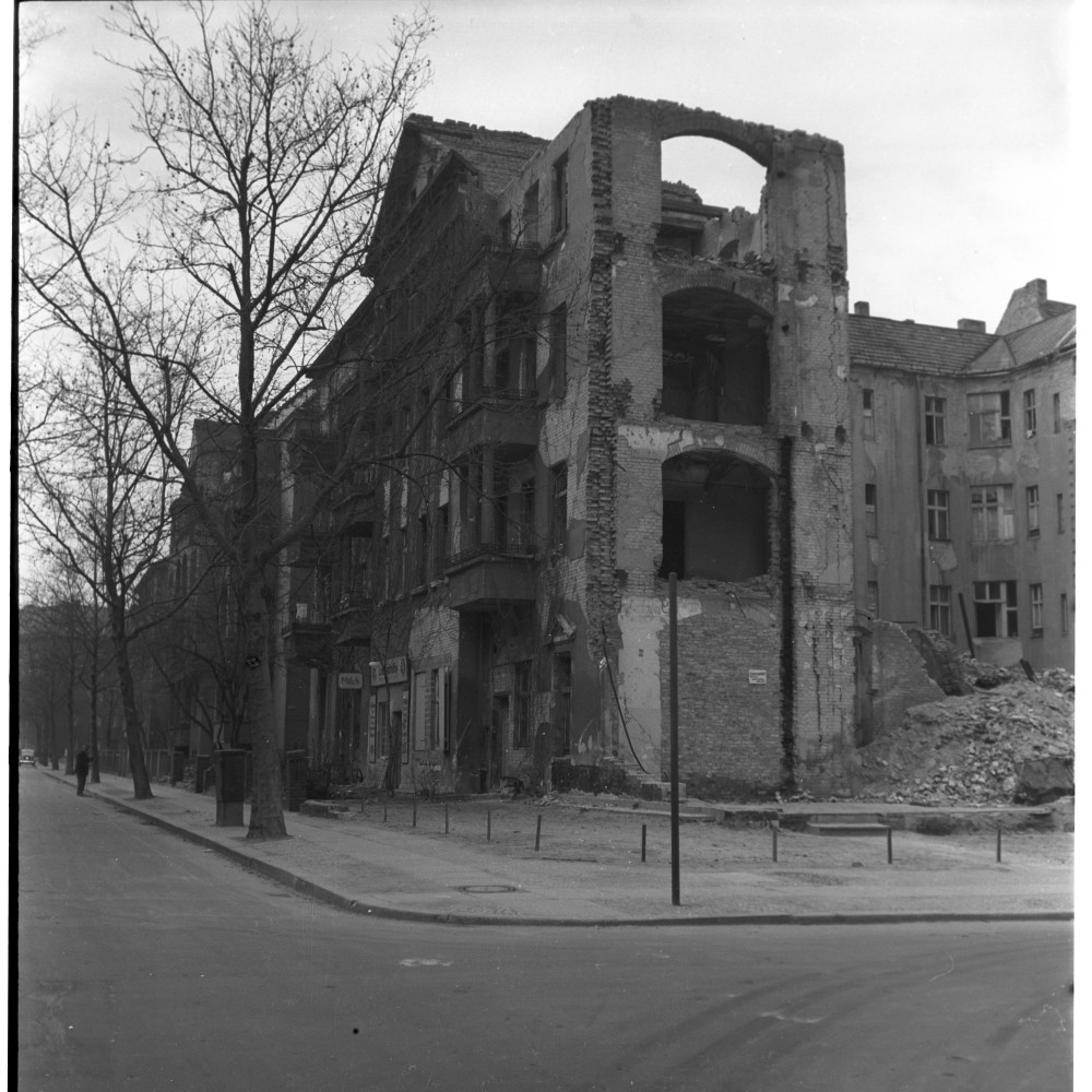 Negativ: Ruine, Hertelstraße 5, 1950 (Museen Tempelhof-Schöneberg/Herwarth Staudt CC BY-NC-SA)