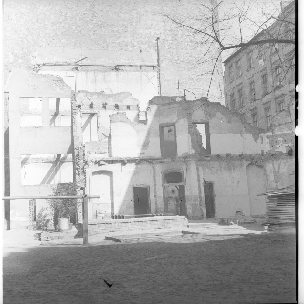 Negativ: Ruine, Hohenstaufenstraße 2, 3, 1951 (Museen Tempelhof-Schöneberg/Herwarth Staudt CC BY-NC-SA)