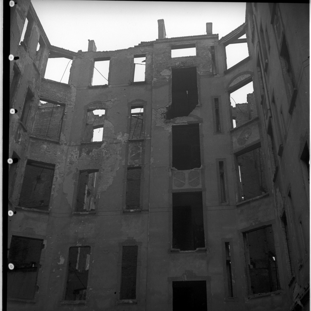 Negativ: Ruine, Hohenstaufenstraße 34, 1950 (Museen Tempelhof-Schöneberg/Herwarth Staudt CC BY-NC-SA)