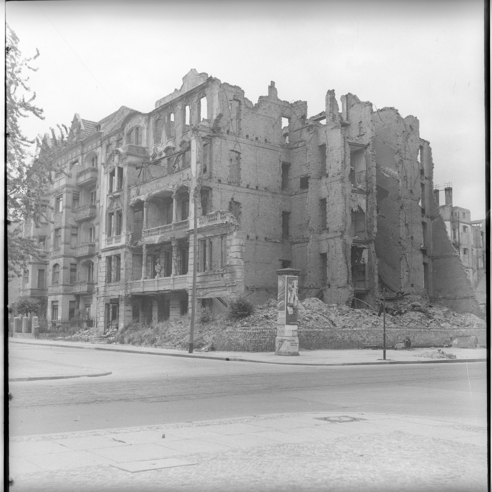 Negativ: Ruine, Hohenstaufenstraße 45, 1951 (Museen Tempelhof-Schöneberg/Herwarth Staudt CC BY-NC-SA)