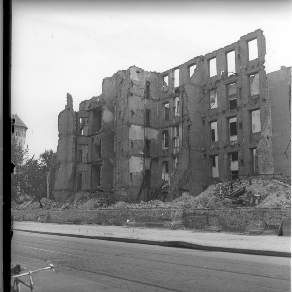 Negativ: Ruine, Hohenstaufenstraße 45-46, 1951 (Museen Tempelhof-Schöneberg/Herwarth Staudt CC BY-NC-SA)