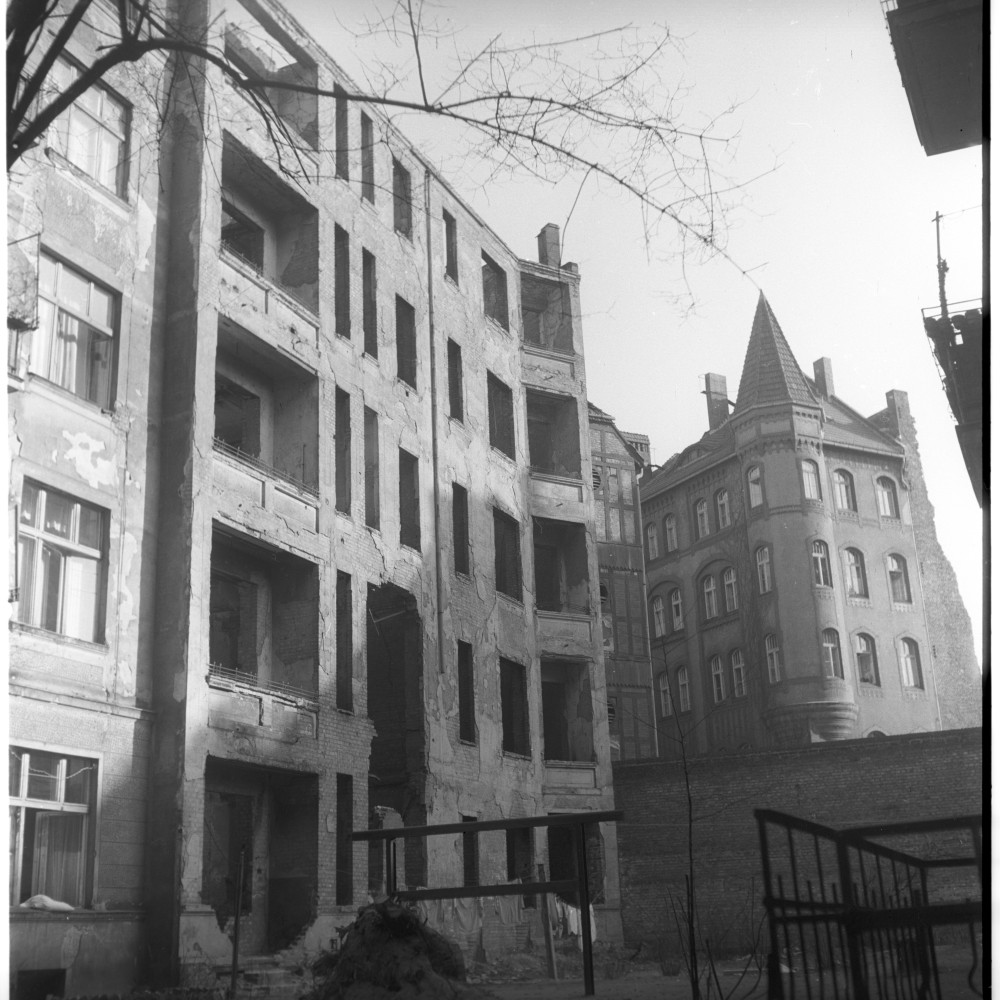 Negativ: Ruine, Hohenstaufenstraße 51, 1953 (Museen Tempelhof-Schöneberg/Herwarth Staudt CC BY-NC-SA)