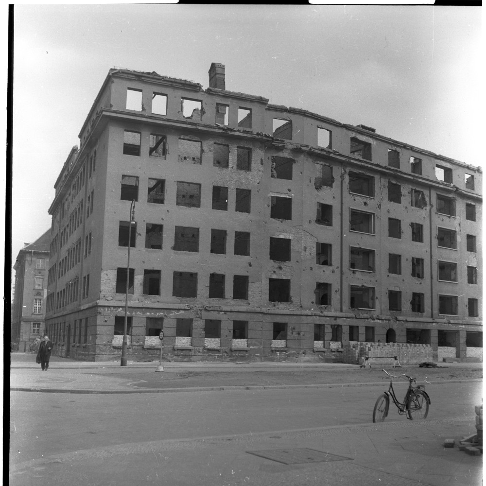 Negativ: Ruine, Innsbrucker Straße 49, 1950 (Museen Tempelhof-Schöneberg/Herwarth Staudt CC BY-NC-SA)