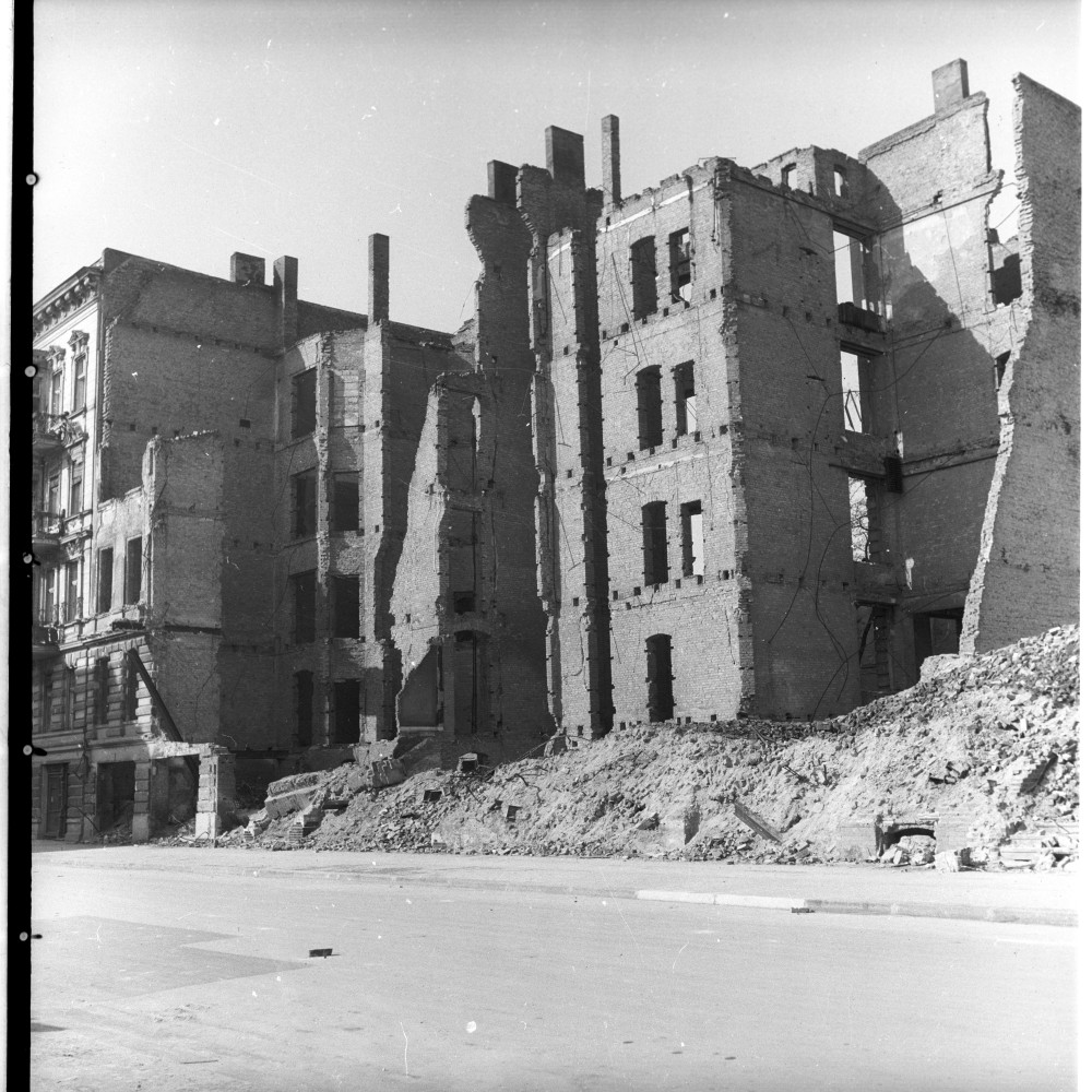 Negativ: Ruine, Kalckreuthstraße 2, 1950 (Museen Tempelhof-Schöneberg/Herwarth Staudt CC BY-NC-SA)