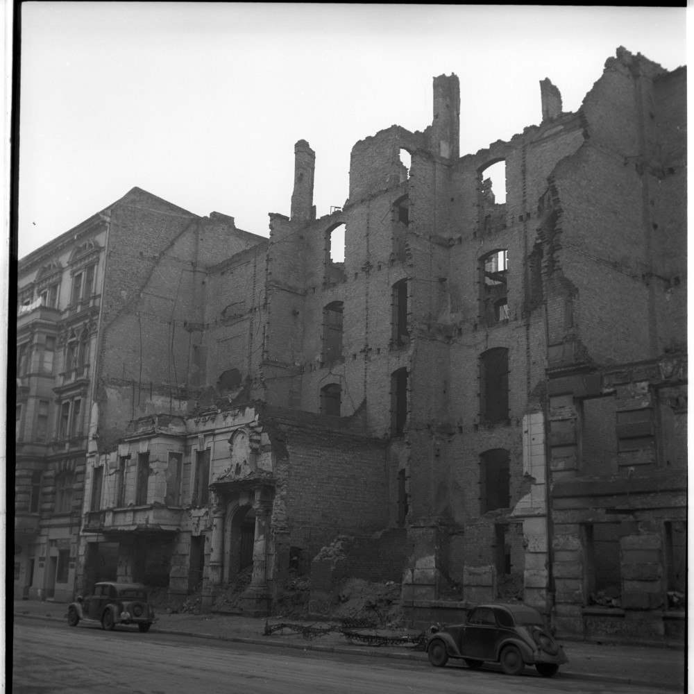 Negativ: Ruine, Kalckreuthstraße 9, 1950 (Museen Tempelhof-Schöneberg/Herwarth Staudt CC BY-NC-SA)