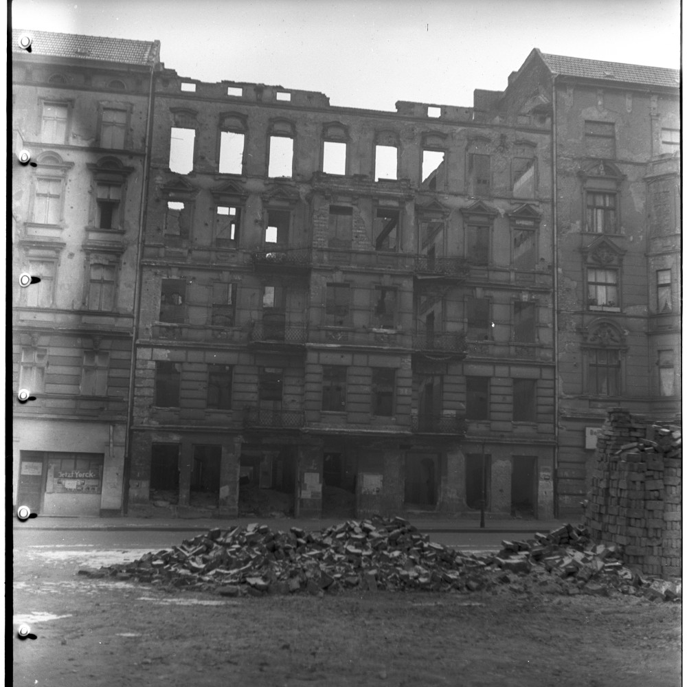 Negativ: Ruine, Katzlerstraße 12, 1950 (Museen Tempelhof-Schöneberg/Herwarth Staudt CC BY-NC-SA)