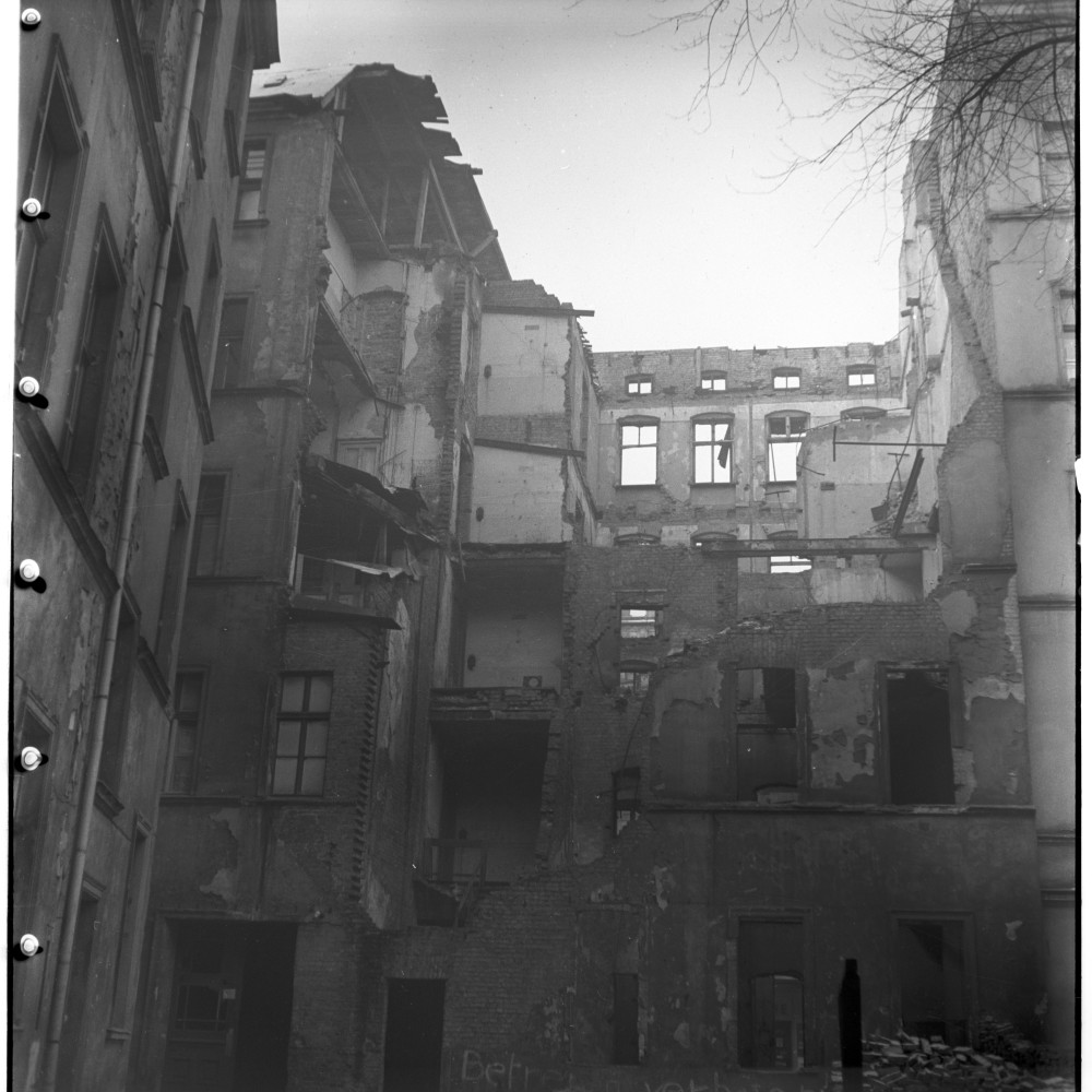 Negativ: Ruine, Katzlerstraße 14, 1950 (Museen Tempelhof-Schöneberg/Herwarth Staudt CC BY-NC-SA)
