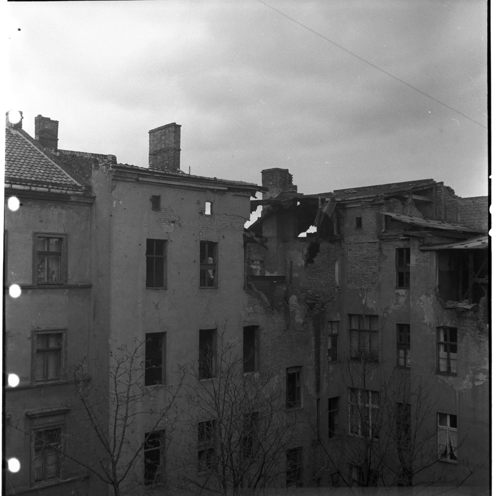 Negativ: Ruine, Katzlerstraße 17, 1950 (Museen Tempelhof-Schöneberg/Herwarth Staudt CC BY-NC-SA)