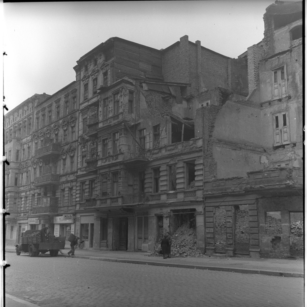 Negativ: Ruine, Katzlerstraße 18, 1950 (Museen Tempelhof-Schöneberg/Herwarth Staudt CC BY-NC-SA)