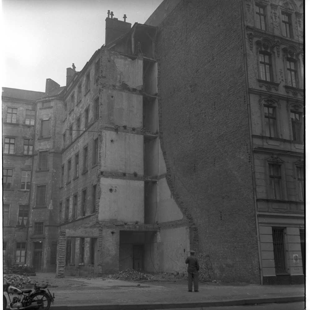 Negativ: Ruine, Katzlerstraße 9, 1950 (Museen Tempelhof-Schöneberg/Herwarth Staudt CC BY-NC-SA)