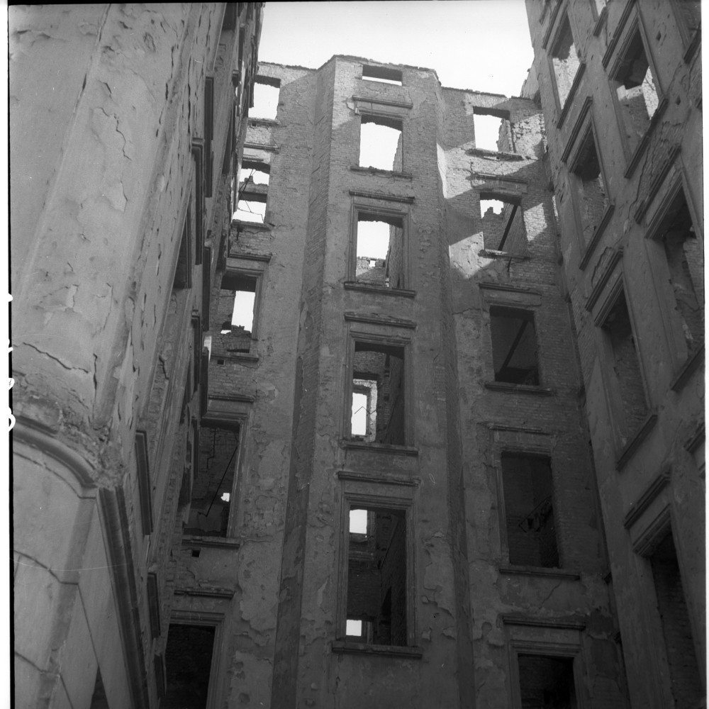 Negativ: Ruine, Keithstraße 3, 1952 (Museen Tempelhof-Schöneberg/Herwarth Staudt CC BY-NC-SA)