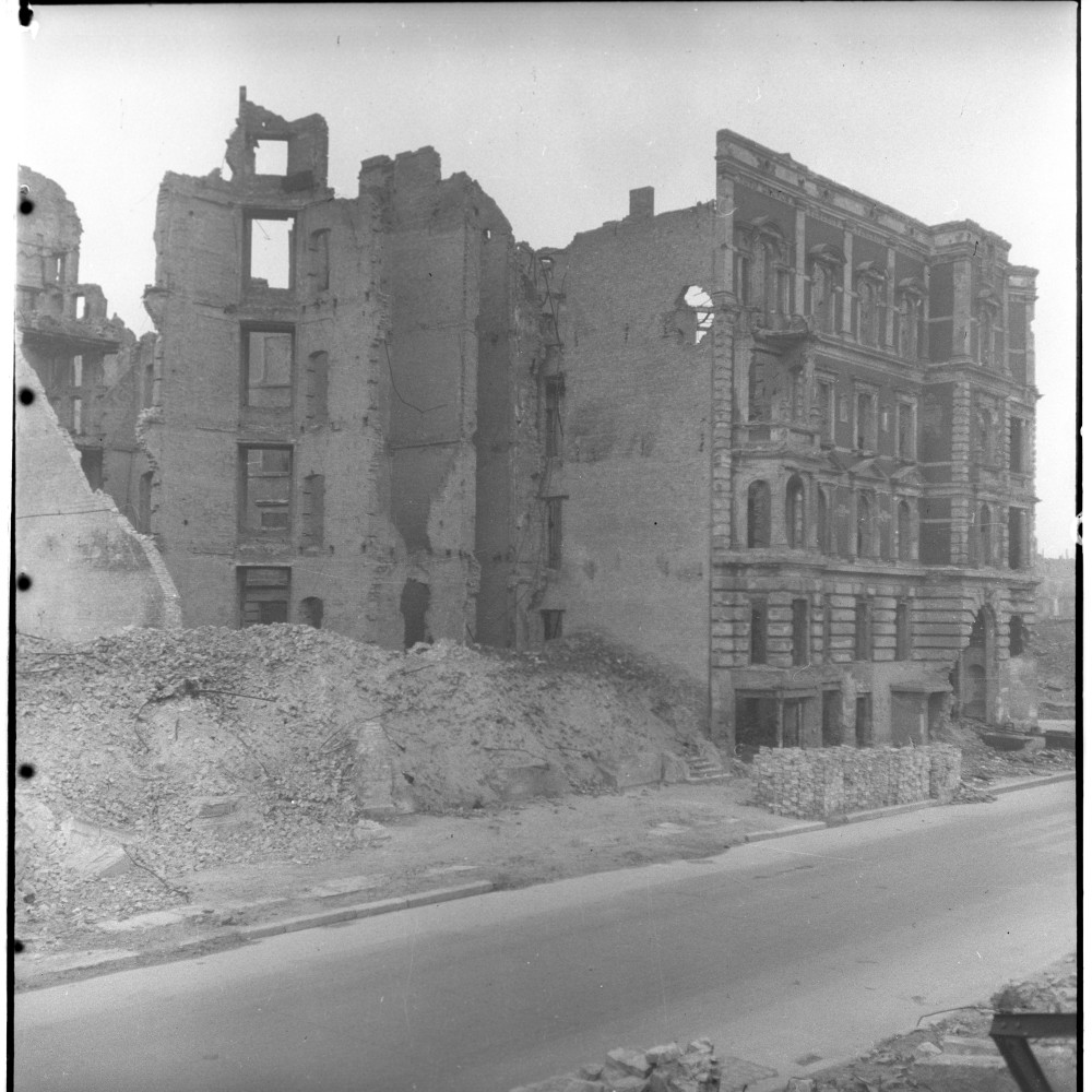 Negativ: Ruine, Kurfürstenstraße 112 und 112 a, 1950 (Museen Tempelhof-Schöneberg/Herwarth Staudt CC BY-NC-SA)