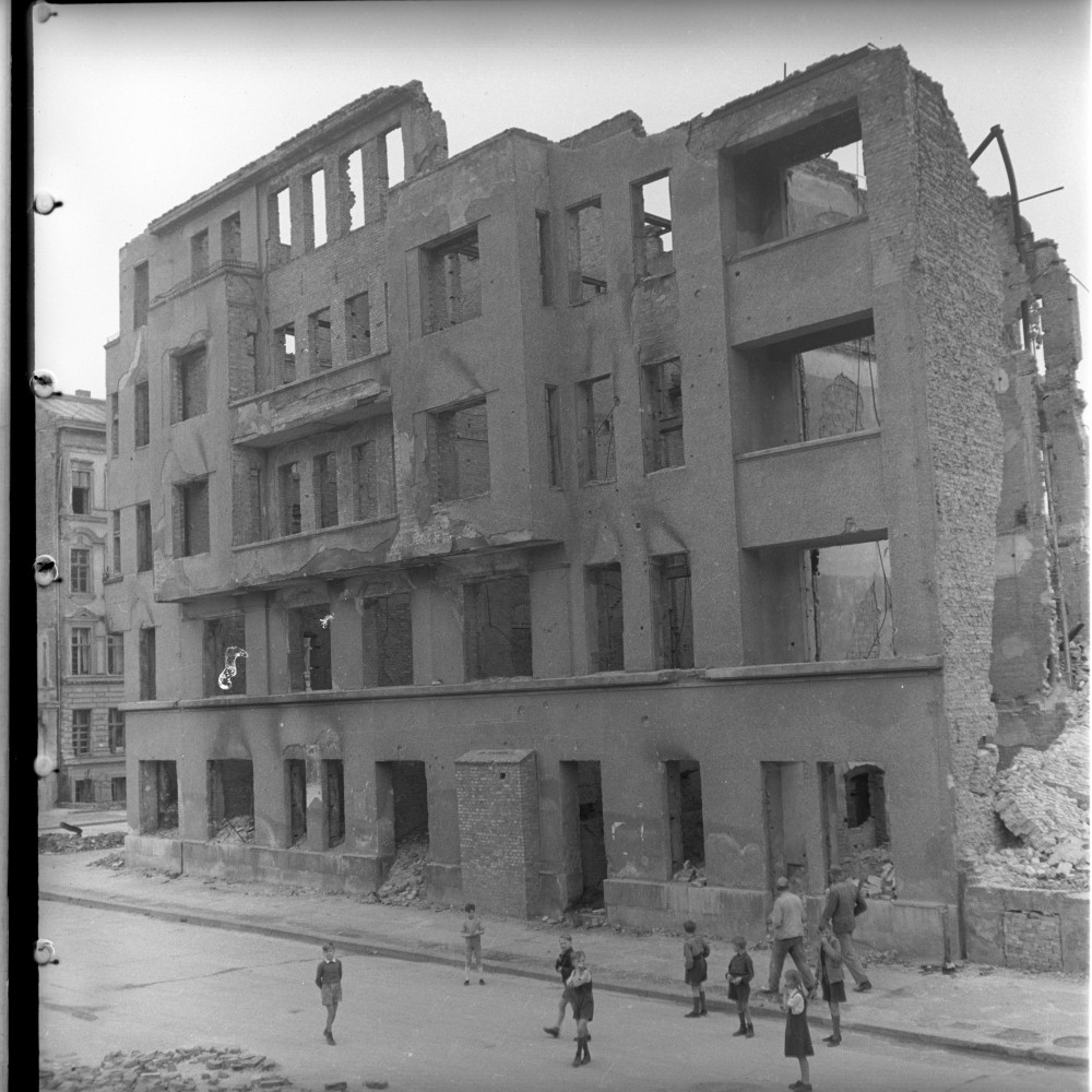 Negativ: Ruine, Kurmärkische Straße 1, 1950 (Museen Tempelhof-Schöneberg/Herwarth Staudt CC BY-NC-SA)