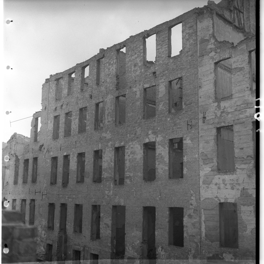 Negativ: Ruine, Kurmärkische Straße 5, 1950 (Museen Tempelhof-Schöneberg/Herwarth Staudt CC BY-NC-SA)