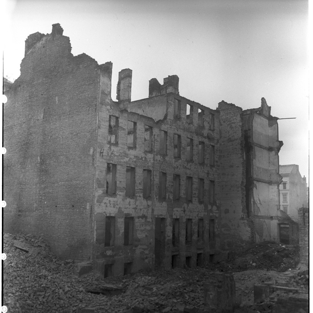 Negativ: Ruine, Kurmärkische Straße 7, 1950 (Museen Tempelhof-Schöneberg/Herwarth Staudt CC BY-NC-SA)