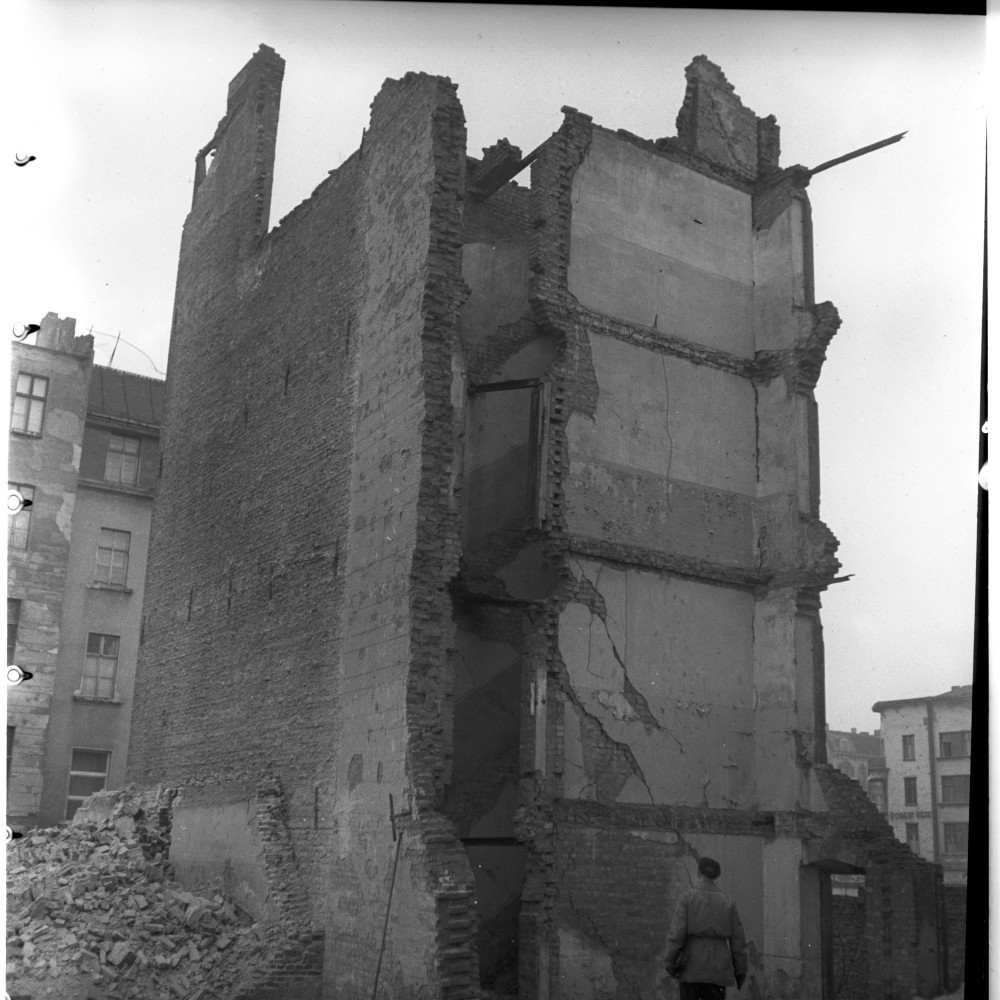 Negativ: Ruine, Kurmärkische Straße 9, 1950 (Museen Tempelhof-Schöneberg/Herwarth Staudt CC BY-NC-SA)
