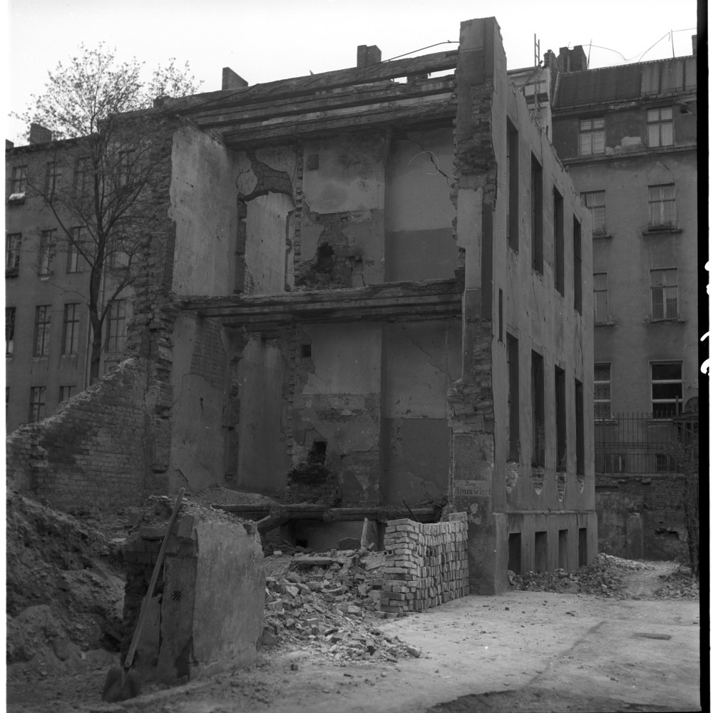 Negativ: Ruine, Kurmärkische Straße 9, 1953 (Museen Tempelhof-Schöneberg/Herwarth Staudt CC BY-NC-SA)