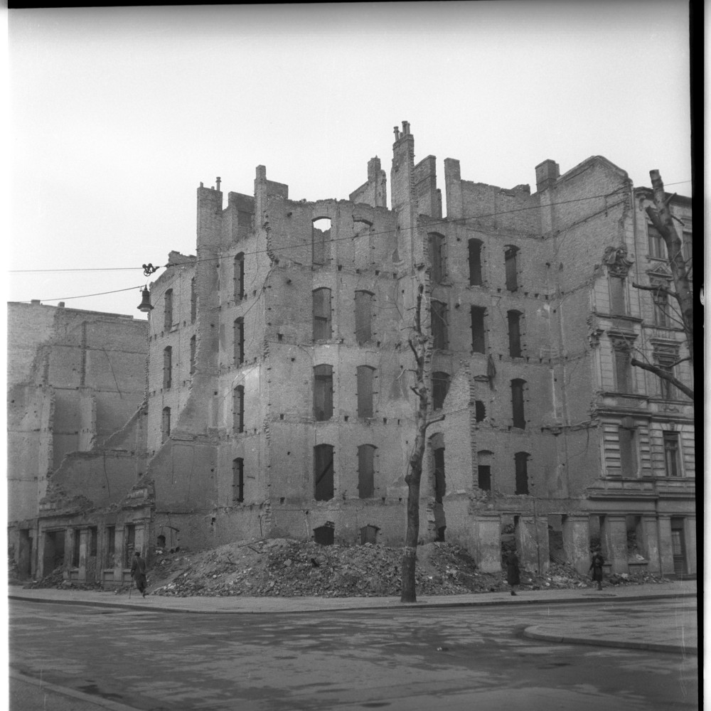 Negativ: Ruine, Kyffhäuserstraße 13, 1950 (Museen Tempelhof-Schöneberg/Herwarth Staudt CC BY-NC-SA)