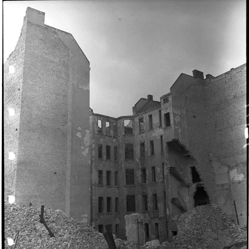 Negativ: Ruine, Landshuter Straße 24, 1950 (Museen Tempelhof-Schöneberg/Herwarth Staudt CC BY-NC-SA)
