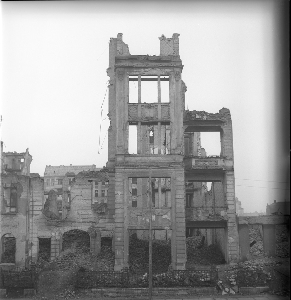 Negativ: Ruine, Landshuter Straße 33, 1950 (Museen Tempelhof-Schöneberg/Herwarth Staudt CC BY-NC-SA)
