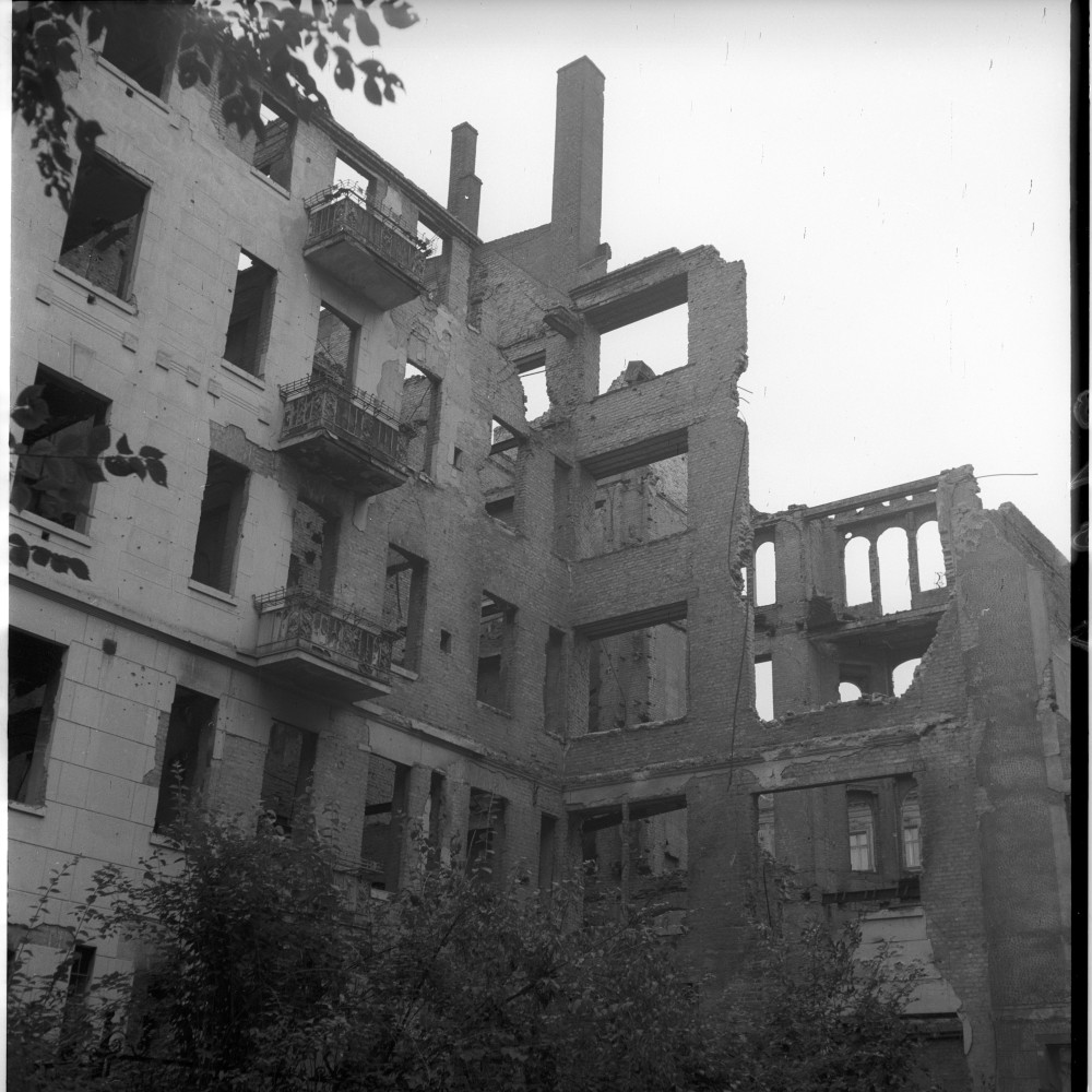 Negativ: Ruine, Landshuter Straße 35, 1951 (Museen Tempelhof-Schöneberg/Herwarth Staudt CC BY-NC-SA)