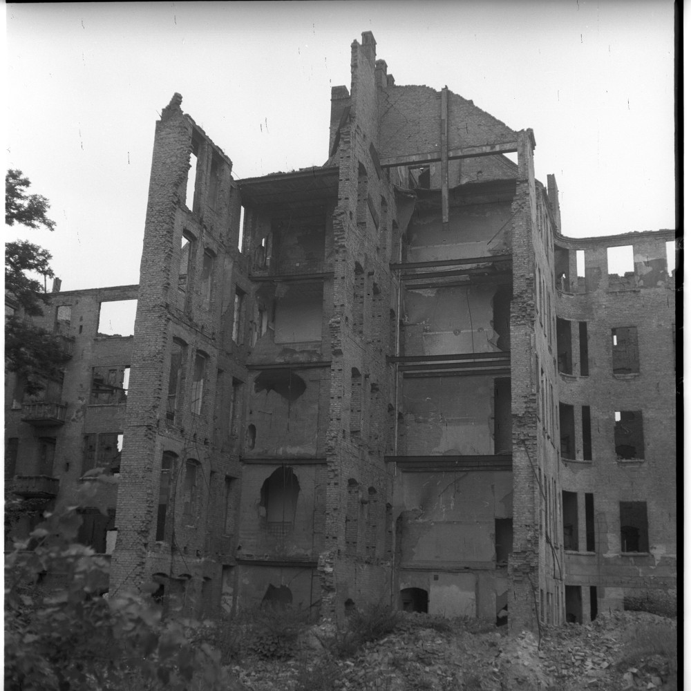 Negativ: Ruine, Landshuter Straße 37, 1951 (Museen Tempelhof-Schöneberg/Herwarth Staudt CC BY-NC-SA)