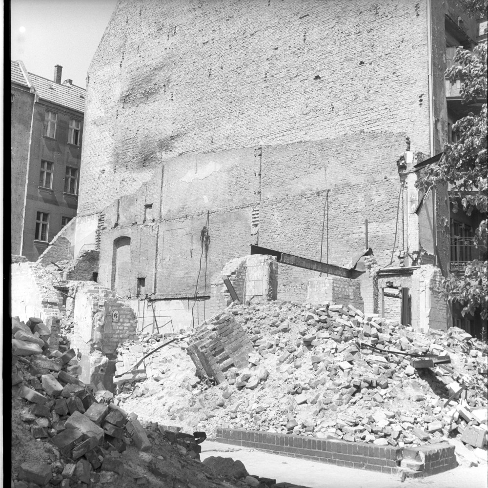 Negativ: Ruine, Landshuter Straße 6, 1951 (Museen Tempelhof-Schöneberg/Herwarth Staudt CC BY-NC-SA)