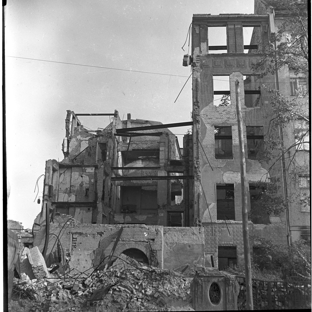 Negativ: Ruine, Landshuterstraße 28, 1949 (Museen Tempelhof-Schöneberg/Herwarth Staudt CC BY-NC-SA)