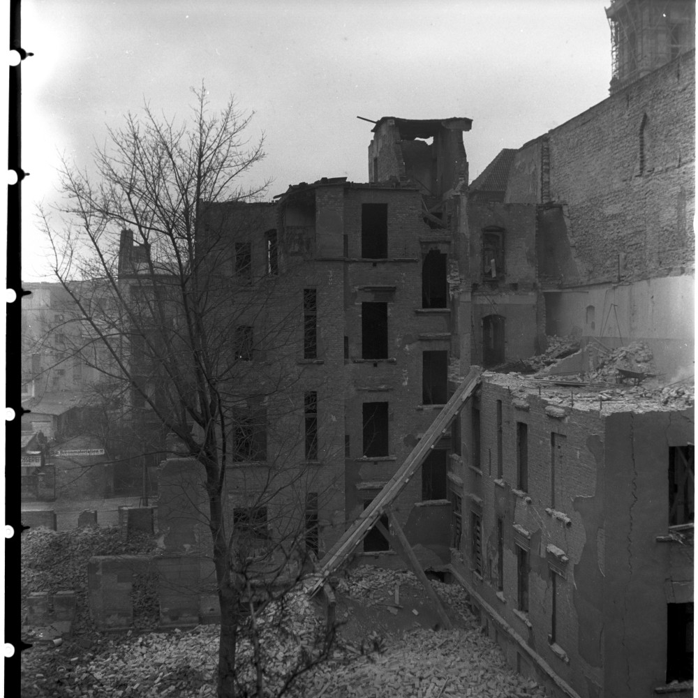 Negativ: Ruine, Lauterstraße 11, 1950 (Museen Tempelhof-Schöneberg/Herwarth Staudt CC BY-NC-SA)
