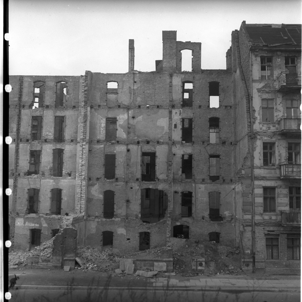 Negativ: Ruine, Leberstraße 74, 1950 (Museen Tempelhof-Schöneberg/Herwarth Staudt CC BY-NC-SA)