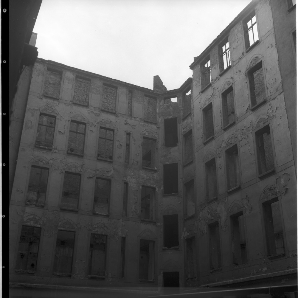 Negativ: Ruine, Leberstraße 74, 1953 (Museen Tempelhof-Schöneberg/Herwarth Staudt CC BY-NC-SA)